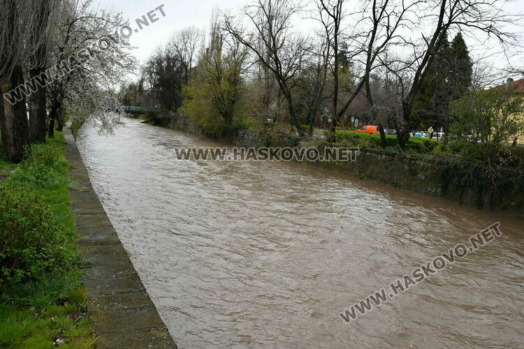 Повиши се нивото на реката в Хасково след валежите