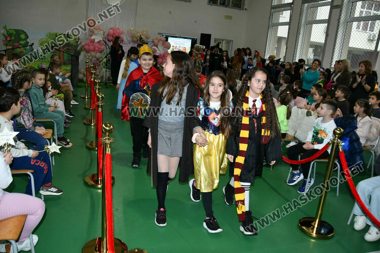 С пъстър карнавал на приказните герои отбелязаха Деня на детската книга в хасковско училище