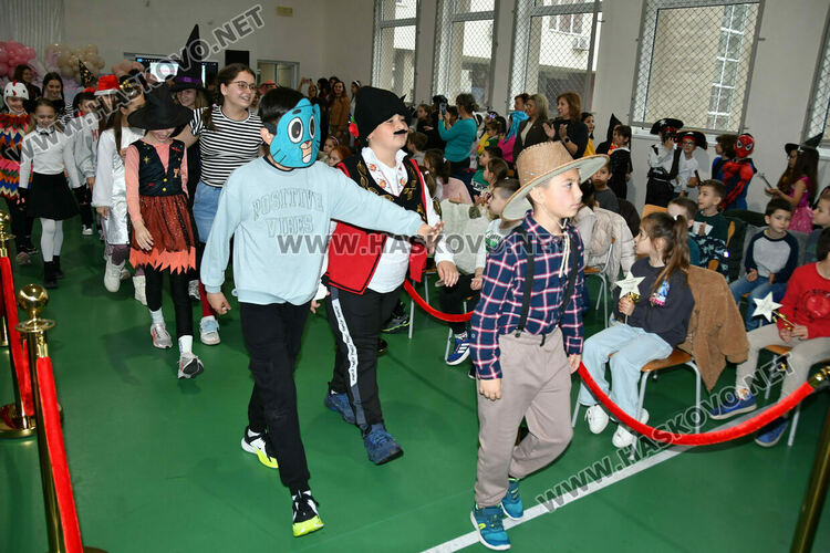 С пъстър карнавал на приказните герои отбелязаха Деня на детската книга в хасковско училище