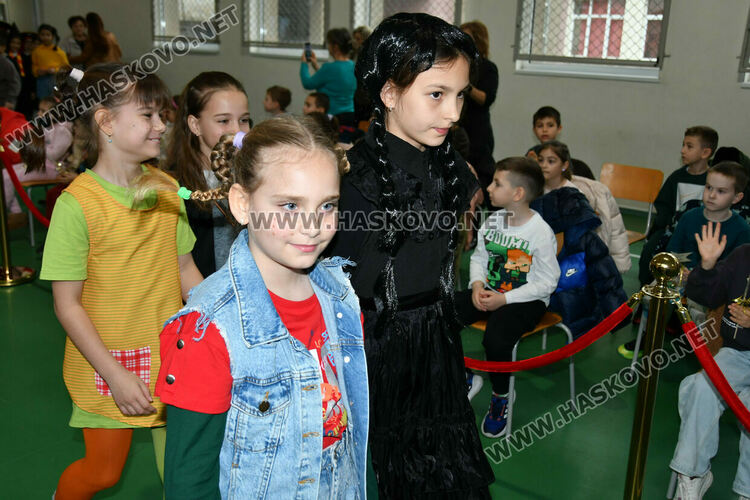 С пъстър карнавал на приказните герои отбелязаха Деня на детската книга в хасковско училище