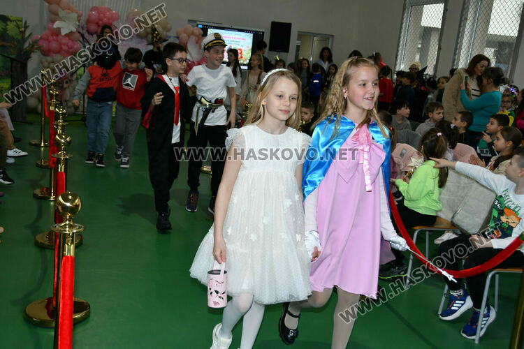 С пъстър карнавал на приказните герои отбелязаха Деня на детската книга в хасковско училище