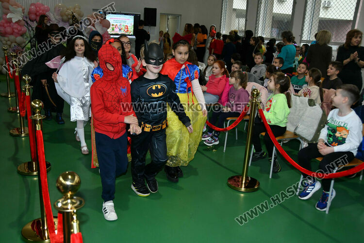 С пъстър карнавал на приказните герои отбелязаха Деня на детската книга в хасковско училище