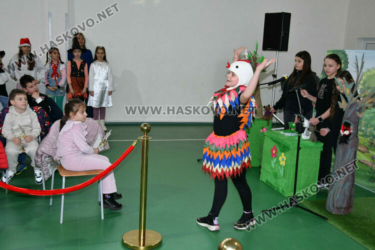 С пъстър карнавал на приказните герои отбелязаха Деня на детската книга в хасковско училище