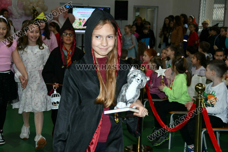 С пъстър карнавал на приказните герои отбелязаха Деня на детската книга в хасковско училище