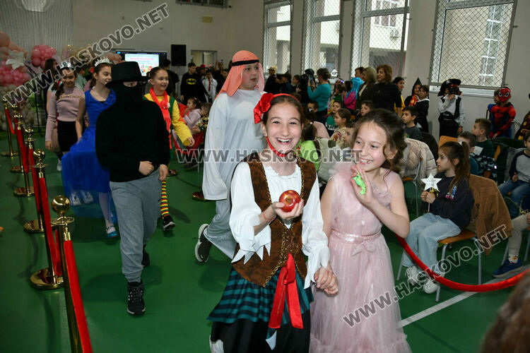 С пъстър карнавал на приказните герои отбелязаха Деня на детската книга в хасковско училище