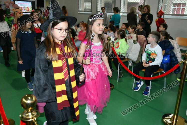 С пъстър карнавал на приказните герои отбелязаха Деня на детската книга в хасковско училище