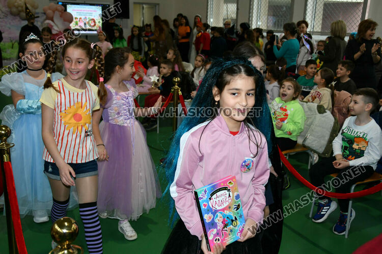 С пъстър карнавал на приказните герои отбелязаха Деня на детската книга в хасковско училище