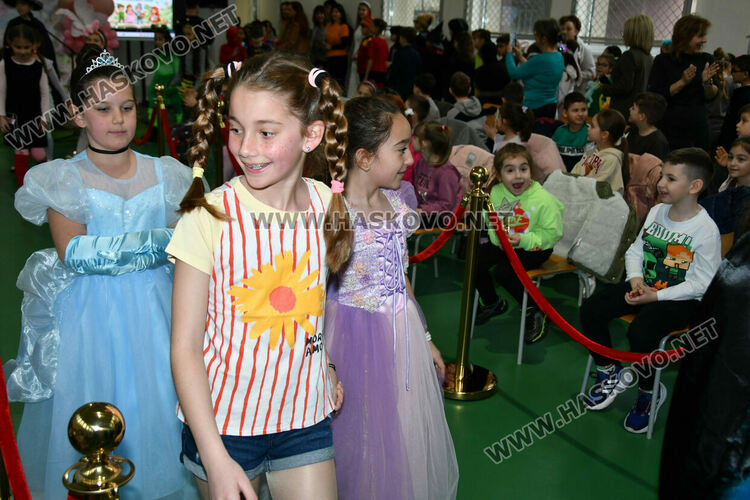 С пъстър карнавал на приказните герои отбелязаха Деня на детската книга в хасковско училище