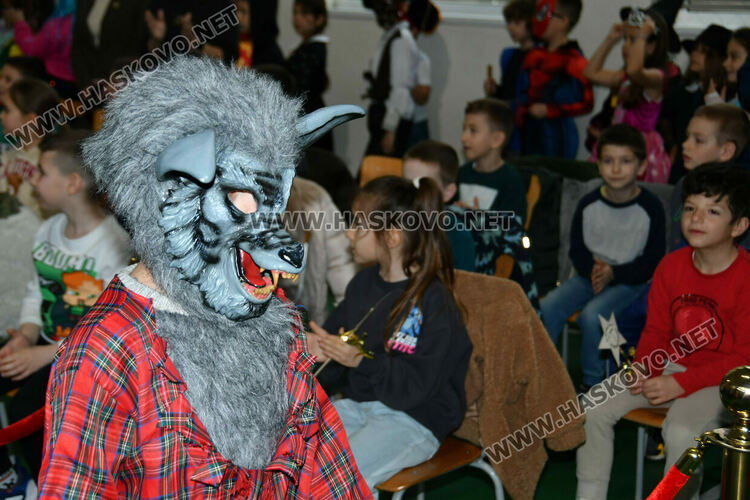 С пъстър карнавал на приказните герои отбелязаха Деня на детската книга в хасковско училище