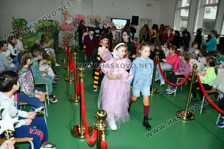 С пъстър карнавал на приказните герои отбелязаха Деня на детската книга в хасковско училище