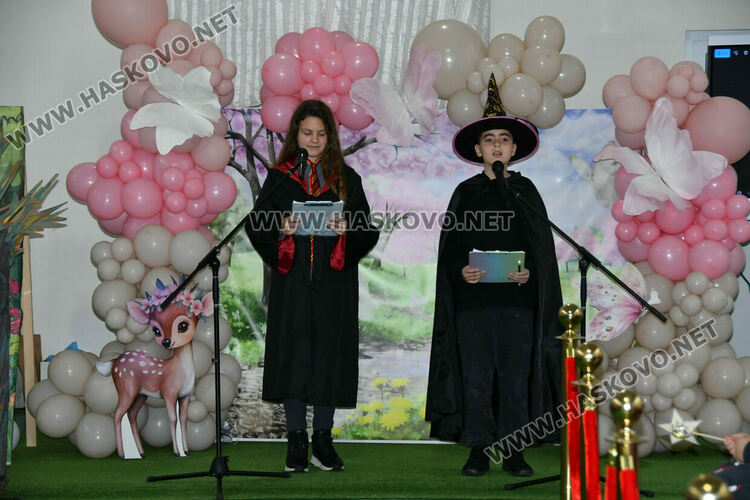 С пъстър карнавал на приказните герои отбелязаха Деня на детската книга в хасковско училище