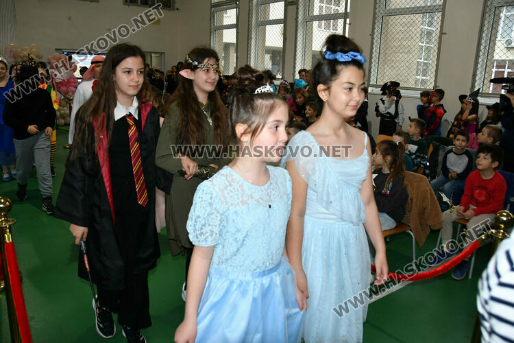 С пъстър карнавал на приказните герои отбелязаха Деня на детската книга в хасковско училище