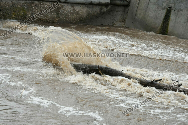 Повиши се нивото на реката в Хасково след валежите