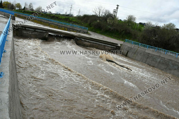 Повиши се нивото на реката в Хасково след валежите