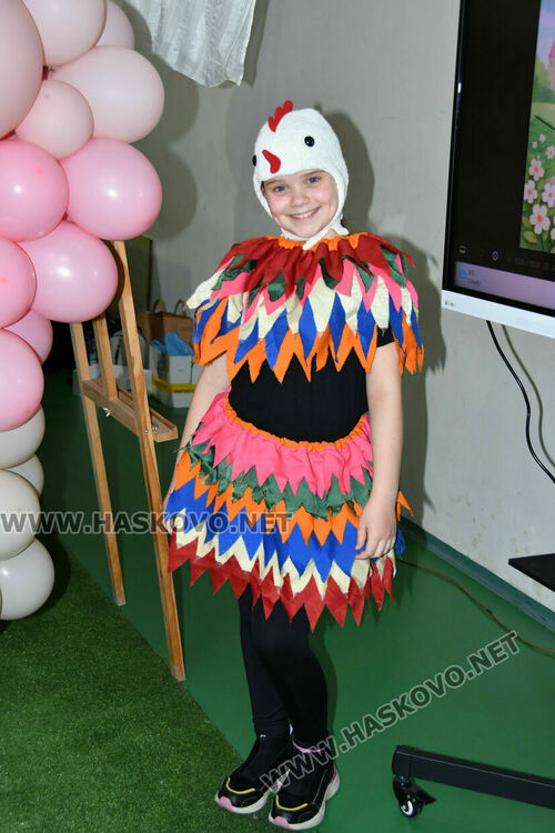 С пъстър карнавал на приказните герои отбелязаха Деня на детската книга в хасковско училище