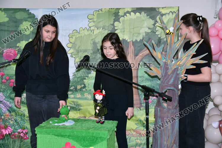 С пъстър карнавал на приказните герои отбелязаха Деня на детската книга в хасковско училище