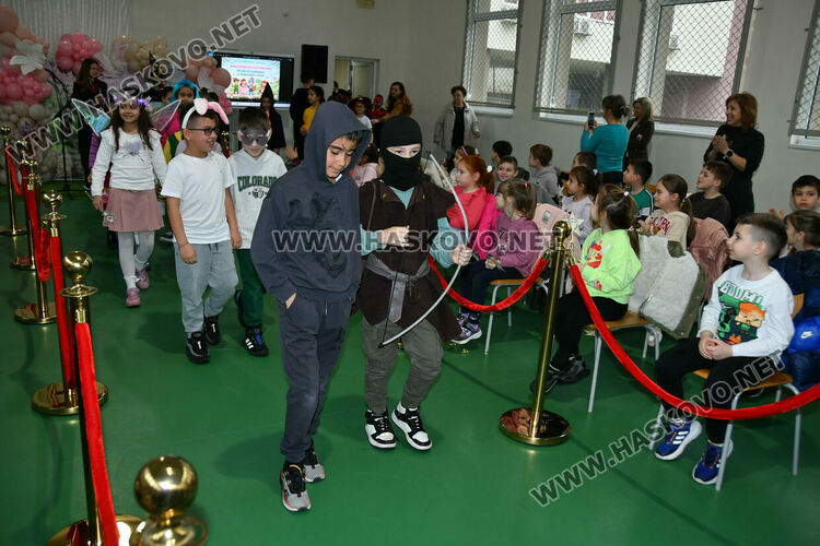 С пъстър карнавал на приказните герои отбелязаха Деня на детската книга в хасковско училище