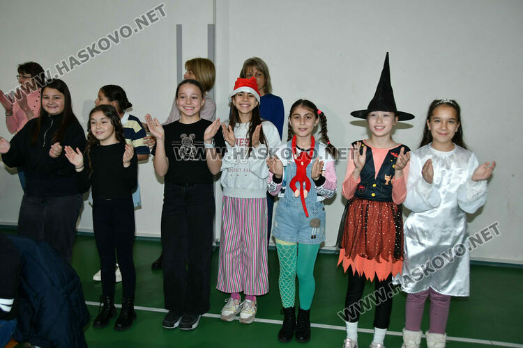 С пъстър карнавал на приказните герои отбелязаха Деня на детската книга в хасковско училище