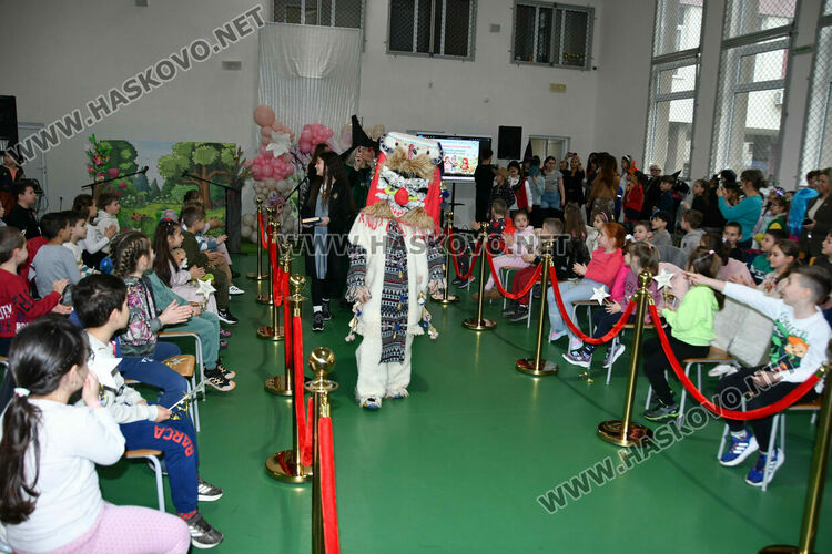 С пъстър карнавал на приказните герои отбелязаха Деня на детската книга в хасковско училище