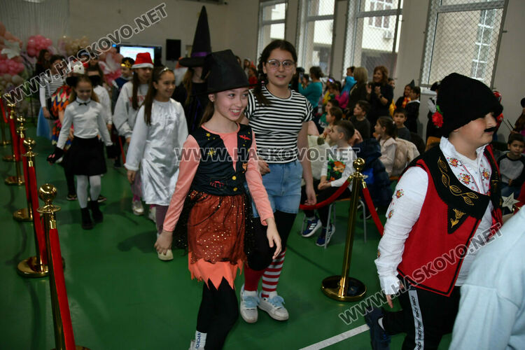 С пъстър карнавал на приказните герои отбелязаха Деня на детската книга в хасковско училище