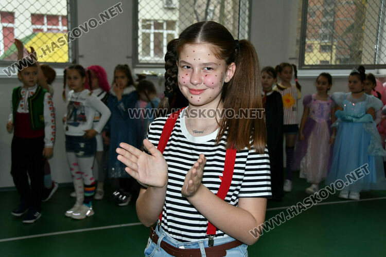 С пъстър карнавал на приказните герои отбелязаха Деня на детската книга в хасковско училище