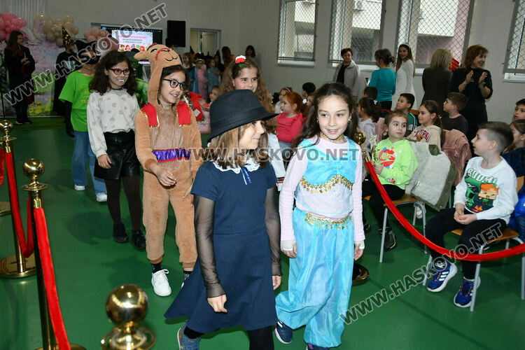 С пъстър карнавал на приказните герои отбелязаха Деня на детската книга в хасковско училище