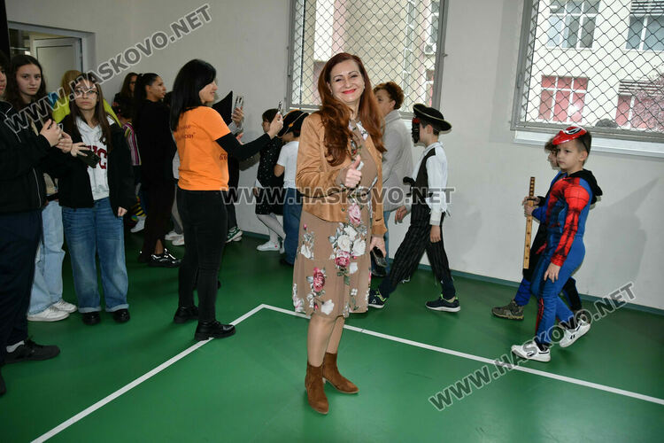 С пъстър карнавал на приказните герои отбелязаха Деня на детската книга в хасковско училище