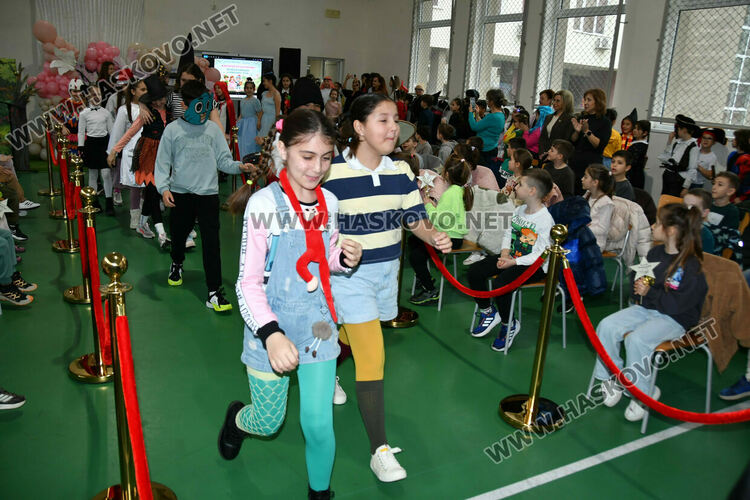 С пъстър карнавал на приказните герои отбелязаха Деня на детската книга в хасковско училище