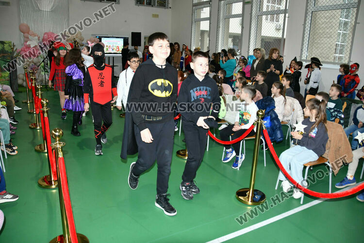 С пъстър карнавал на приказните герои отбелязаха Деня на детската книга в хасковско училище