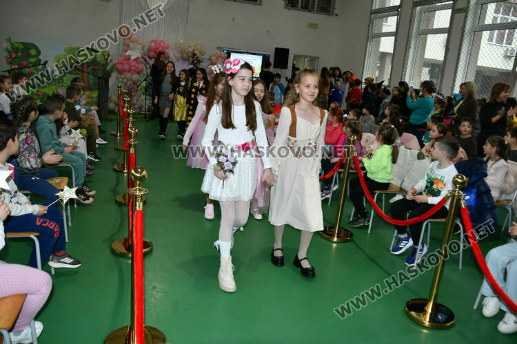 С пъстър карнавал на приказните герои отбелязаха Деня на детската книга в хасковско училище