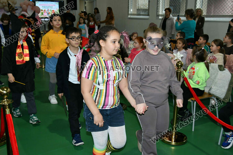 С пъстър карнавал на приказните герои отбелязаха Деня на детската книга в хасковско училище