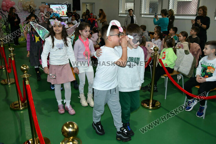 С пъстър карнавал на приказните герои отбелязаха Деня на детската книга в хасковско училище