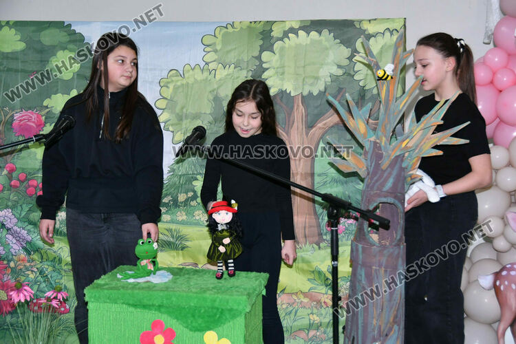 С пъстър карнавал на приказните герои отбелязаха Деня на детската книга в хасковско училище