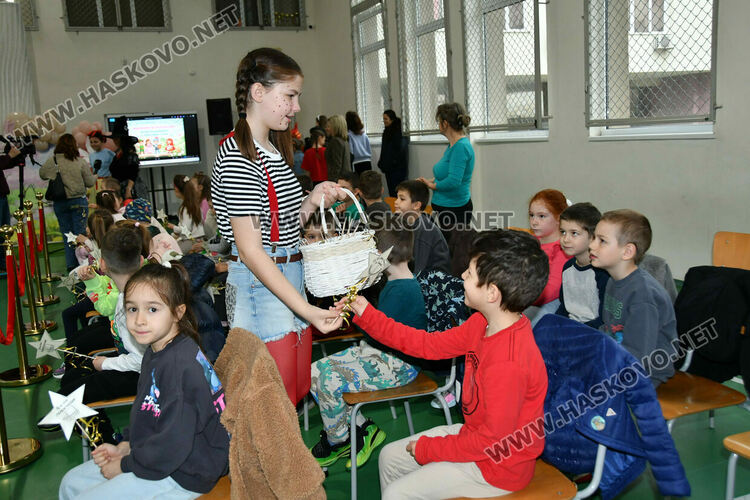 С пъстър карнавал на приказните герои отбелязаха Деня на детската книга в хасковско училище