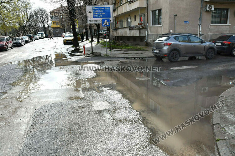 Граждани се жалват от запушена шахта на ул. &bdquo;Св. св. Кирил и Методий&ldquo; в Хасково