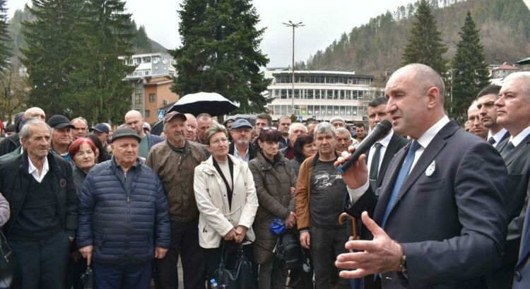 Лидерът на &bdquo;Прогресивна България&ldquo; Румен Радев се срещна с жители на община Мадан /Галерия/