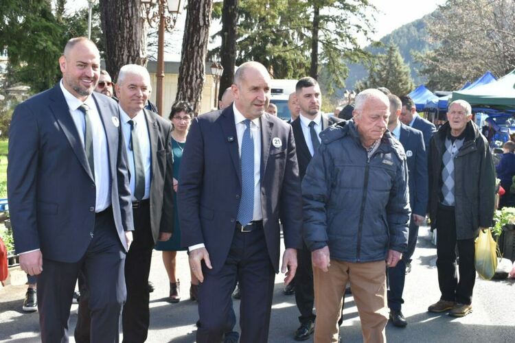 Румен Радев в Златоград: Обществото излиза от апатията и поема към нов път / ГАЛЕРИЯ/