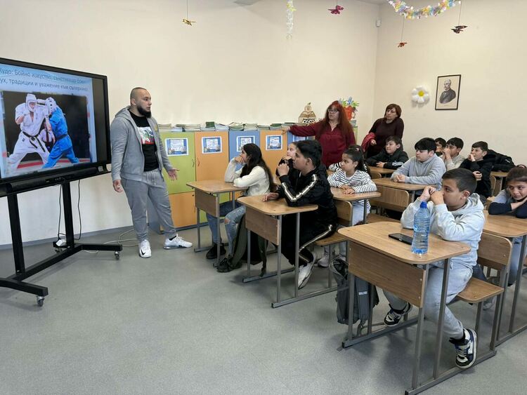 Световен вицешампион се включи в &bdquo;Походът на книгите&ldquo; в ОУ &bdquo;Никола Вапцаров&ldquo;&nbsp;&ndash; Хасково