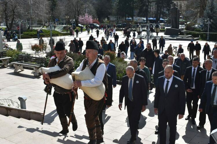 Румен Радев в Златоград: Обществото излиза от апатията и поема към нов път / ГАЛЕРИЯ/