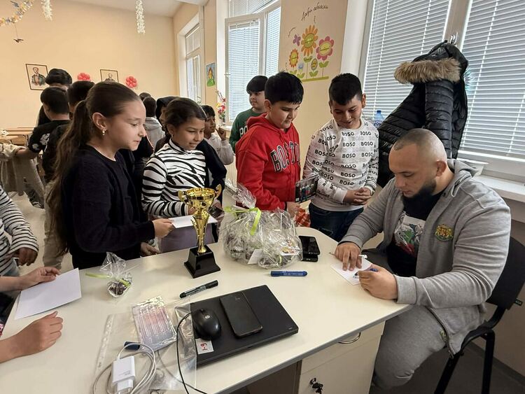 Световен вицешампион се включи в &bdquo;Походът на книгите&ldquo; в ОУ &bdquo;Никола Вапцаров&ldquo;&nbsp;&ndash; Хасково