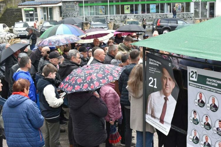 Лидерът на &bdquo;Прогресивна България&ldquo; Румен Радев се срещна с жители на община Мадан /Галерия/