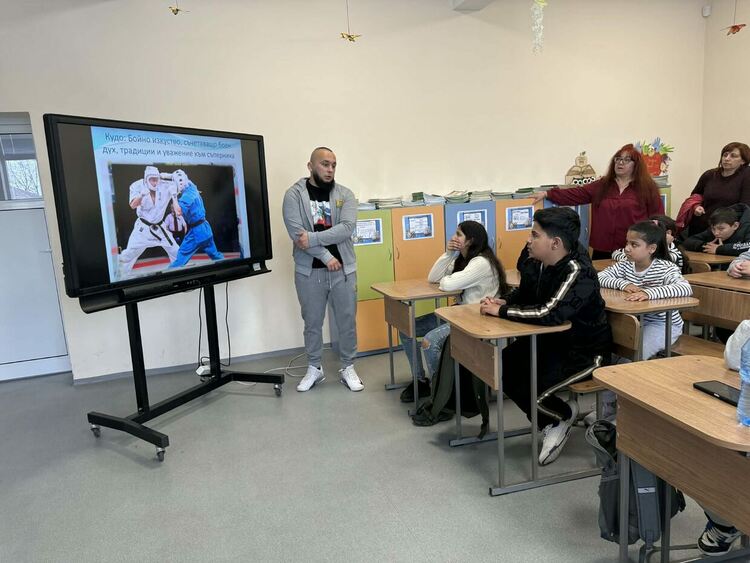 Световен вицешампион се включи в &bdquo;Походът на книгите&ldquo; в ОУ &bdquo;Никола Вапцаров&ldquo;&nbsp;&ndash; Хасково