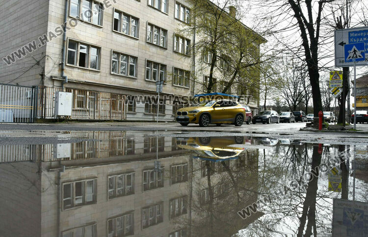 Граждани се жалват от запушена шахта на ул. &bdquo;Св. св. Кирил и Методий&ldquo; в Хасково