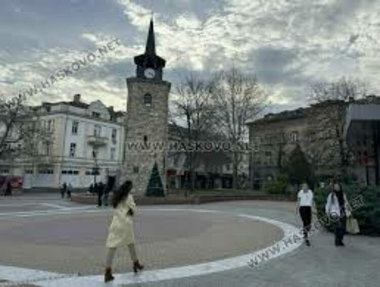Облачно с кратки валежи от дъжд