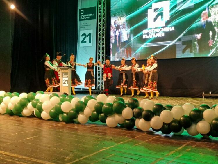 Лидерът на &bdquo;Прогресивна България&ldquo; Румен Радев в Смолян: Обществото излиза от апатията и чупи оковите на страха/ Галерия/