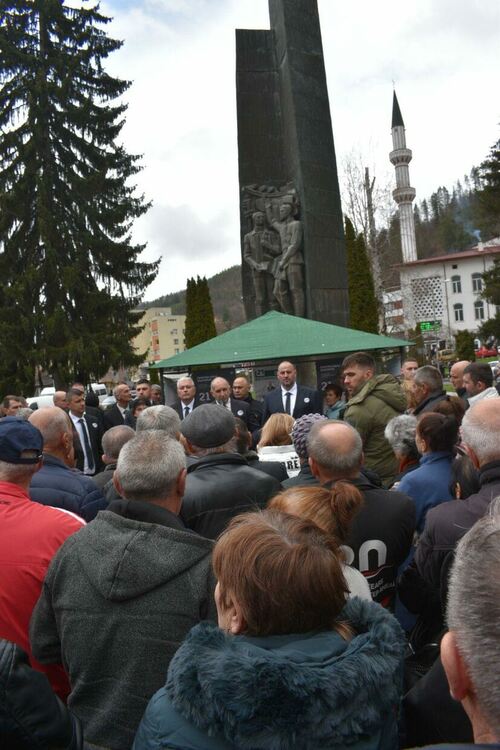 Лидерът на &bdquo;Прогресивна България&ldquo; Румен Радев се срещна с жители на община Мадан /Галерия/