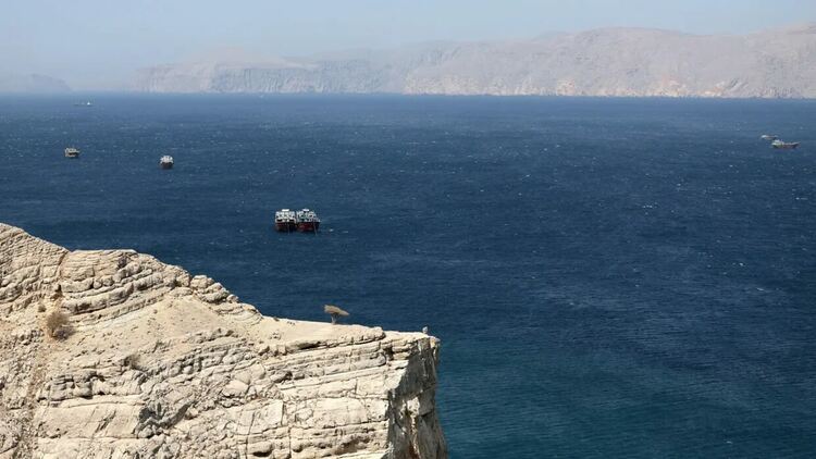 Дронове подпалиха рафинерия в Кувейт, Съветът за сигурност на ООН гласува за Ормуз