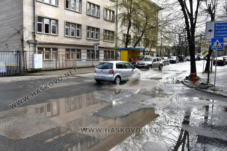Граждани се жалват от запушена шахта на ул. &bdquo;Св. св. Кирил и Методий&ldquo; в Хасково