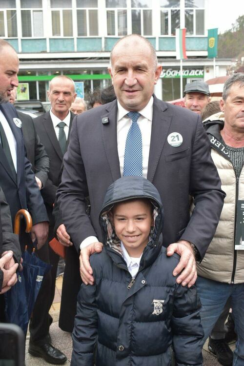 Лидерът на &bdquo;Прогресивна България&ldquo; Румен Радев се срещна с жители на община Мадан /Галерия/