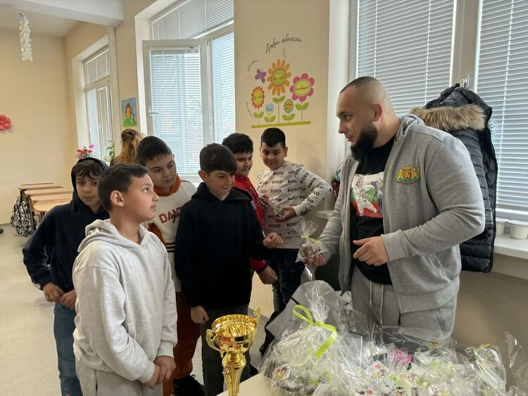 Световен вицешампион се включи в &bdquo;Походът на книгите&ldquo; в ОУ &bdquo;Никола Вапцаров&ldquo;&nbsp;&ndash; Хасково